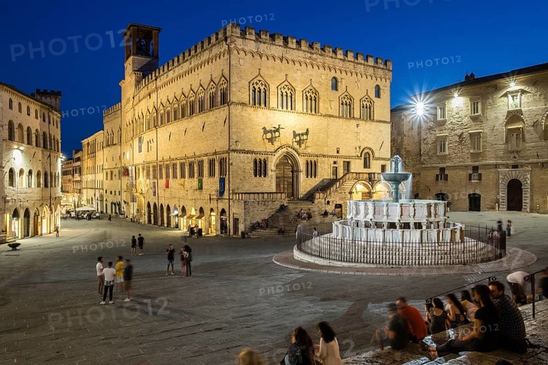 People at dusk in Piazza IV Novembre