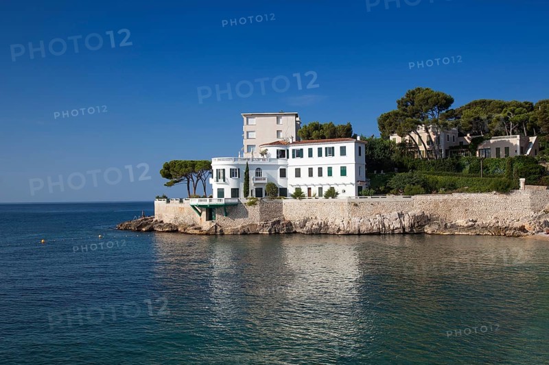 A villa on the beach near Plage Le Bestouan