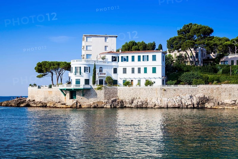 A villa on the beach near Plage Le Bestouan