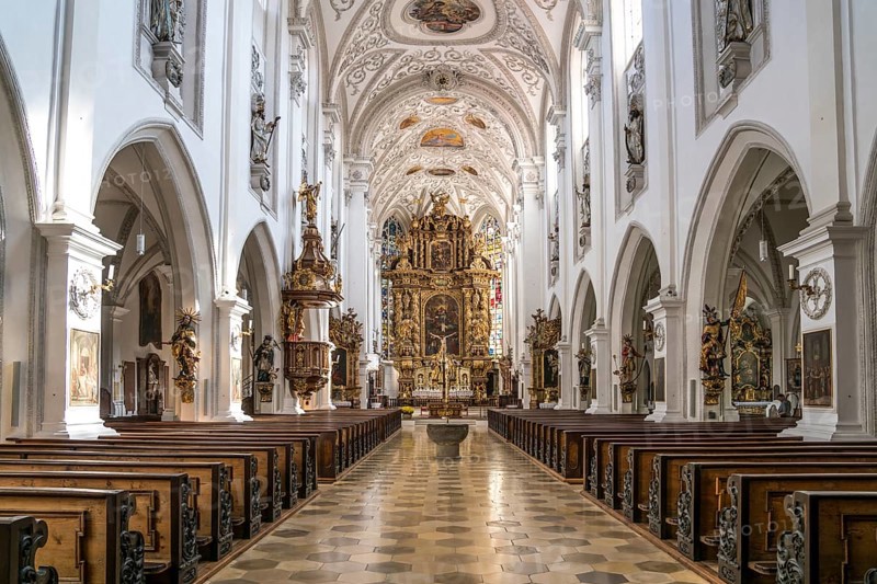 Interior and altar of the parish church Maria Himmelfahrt
