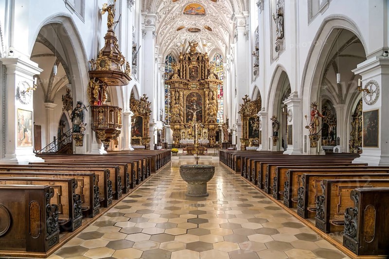 Interior and altar of the parish church Maria Himmelfahrt