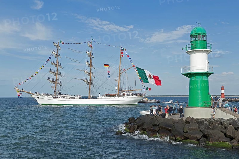 Mexican Bark Cuauhtemoc leaves the Hanse Sail with sailors in the masts