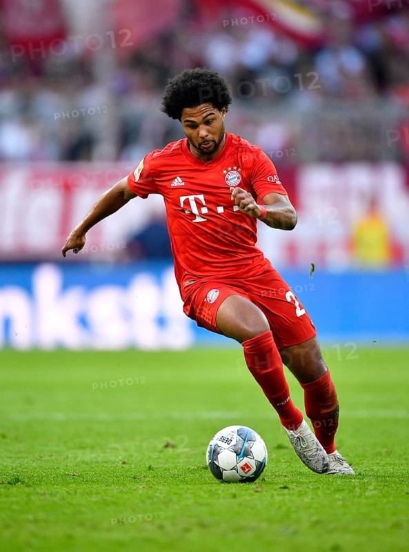 Serge Gnabry FC Bayern Munich FCB am Ball