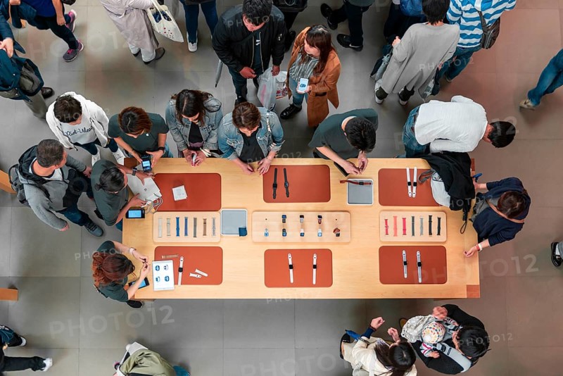 People at the Apple Store shopping
