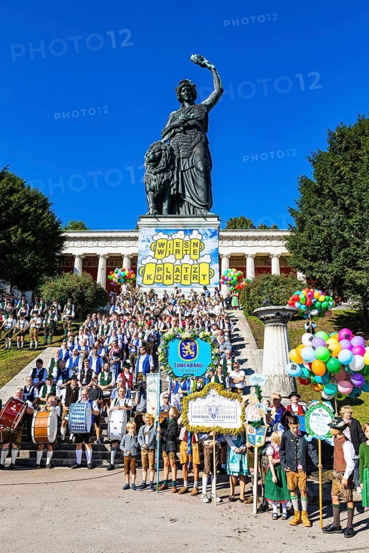 Square concert of the Wiesn landlords at the Bavaria