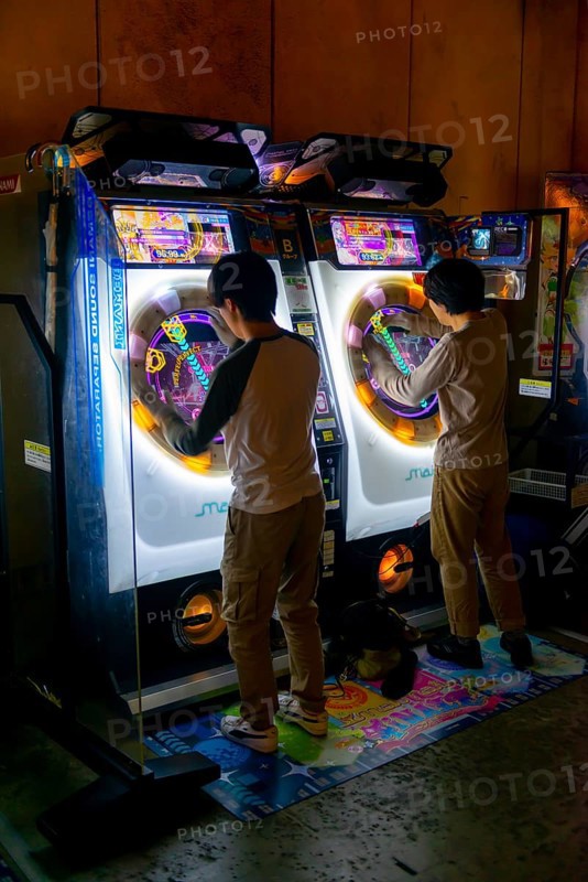 Youth plays Maimai