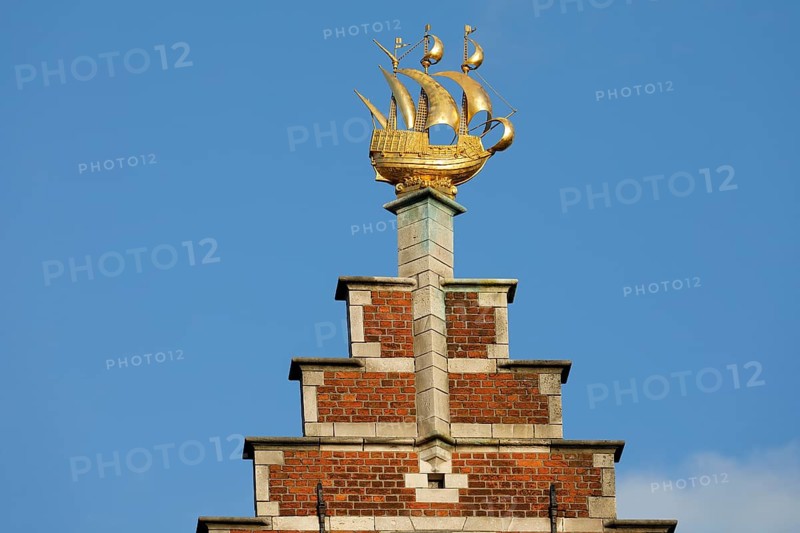 Stepped gable with golden cog