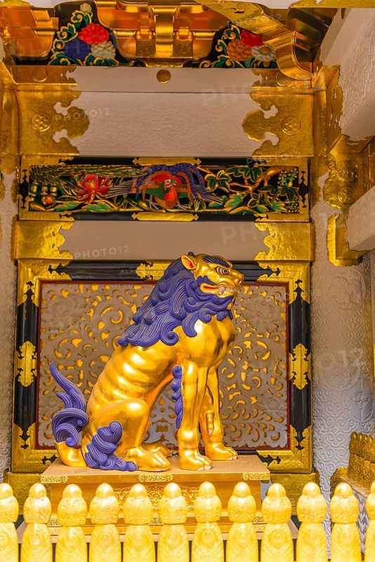 Guardian statue at the golden decorated Yomeimon Gate