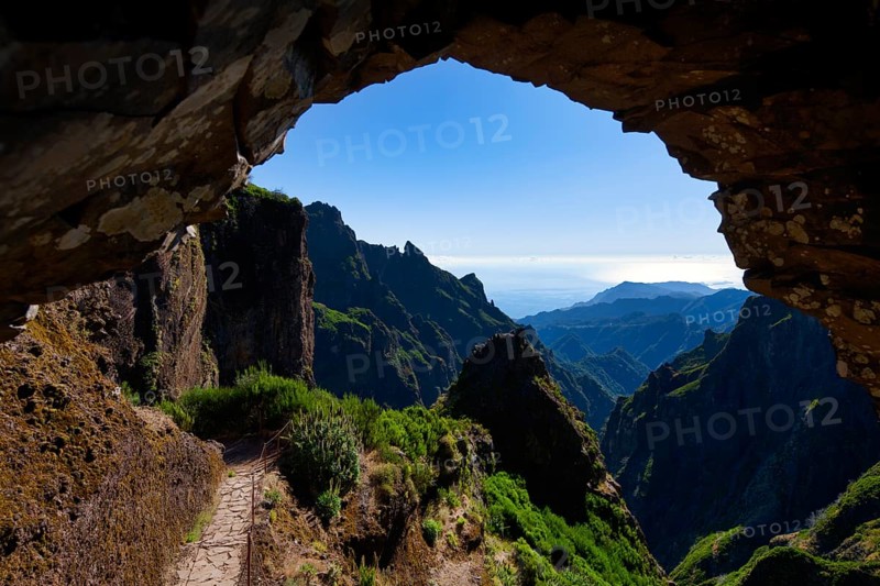 Stone arch on the hiking trail from Pousada do Arieiro to Pico Ruivo