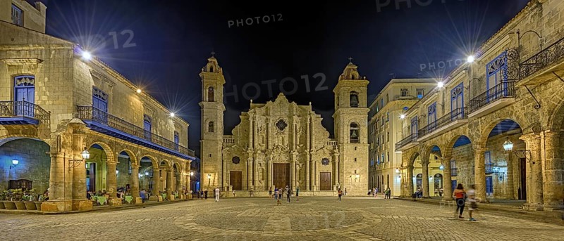 Place de la Catedral at night