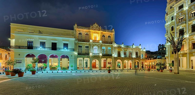 Colonial buildings at Plaza Vieja at night