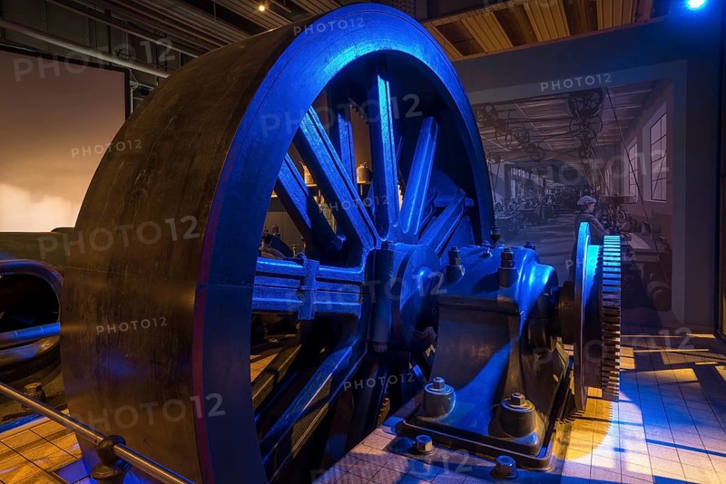 Drive wheel of a two-cylinder tandem steam engine