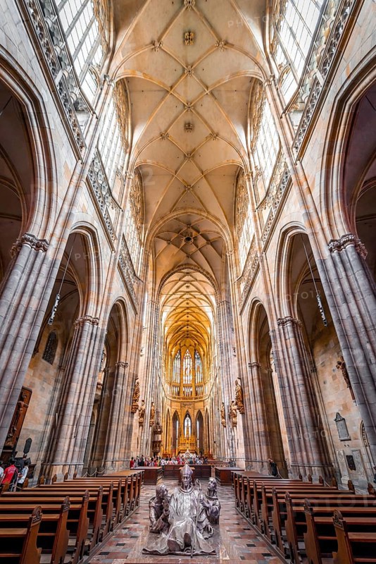 Gothic nave with apse