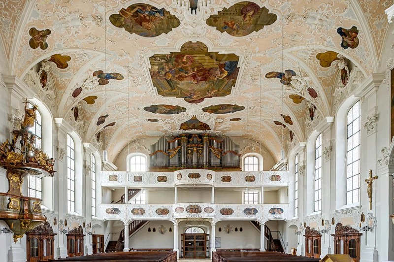 Baroque nave with organ gallery