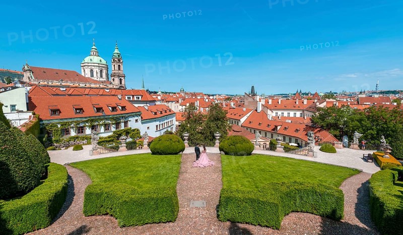 Wedding couple in Vrtba garden in baroque style