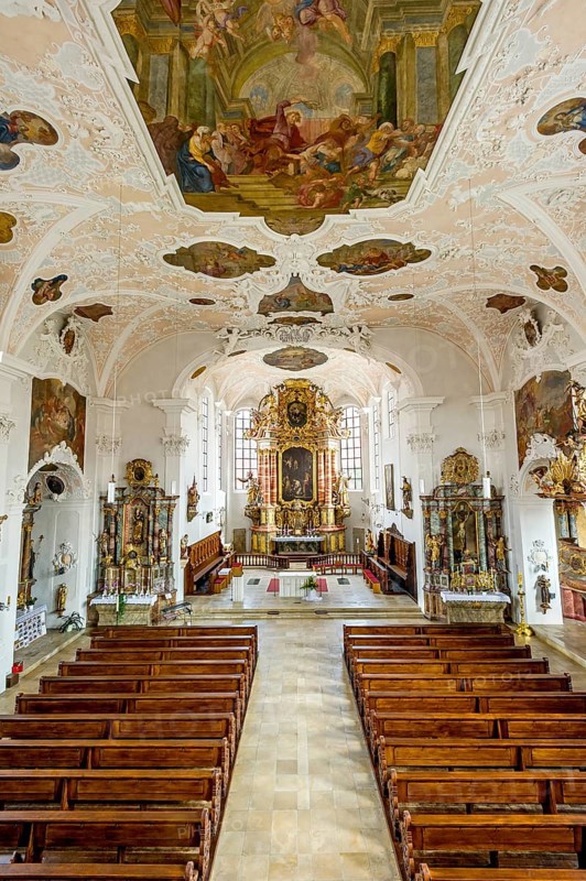 Baroque nave with high altar and mirror vault with ceiling frescoes