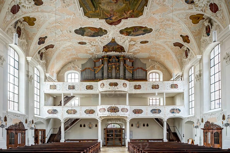 Baroque nave with organ gallery