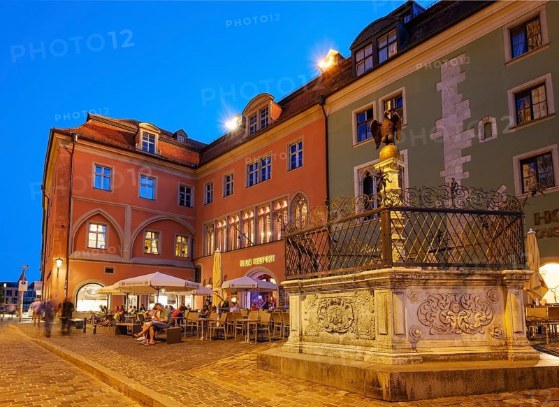 Egle fountain and House Heuport