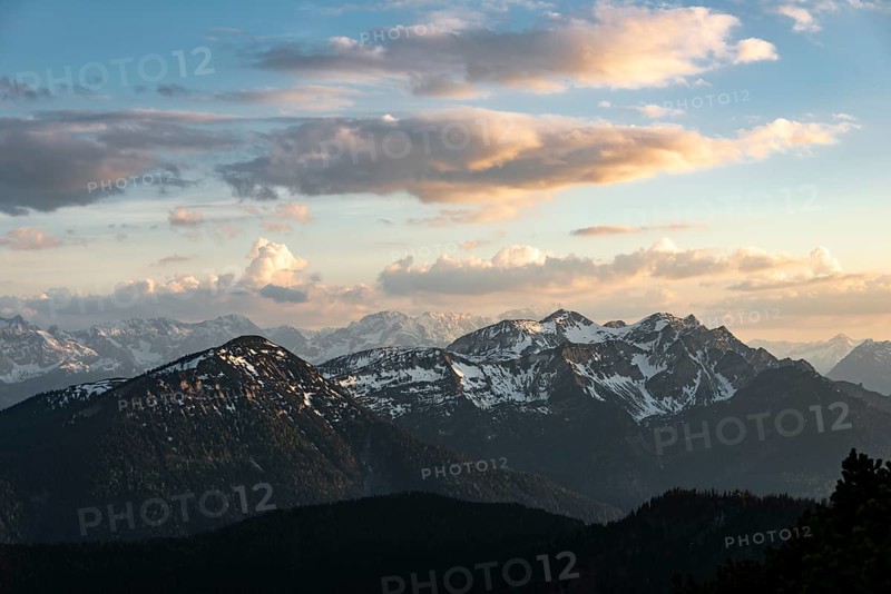 View on snow-covered Simetsberg and Hohe Kisten