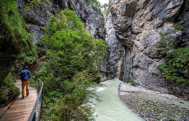 Young man hiking in the Aare gorge in the Haslital