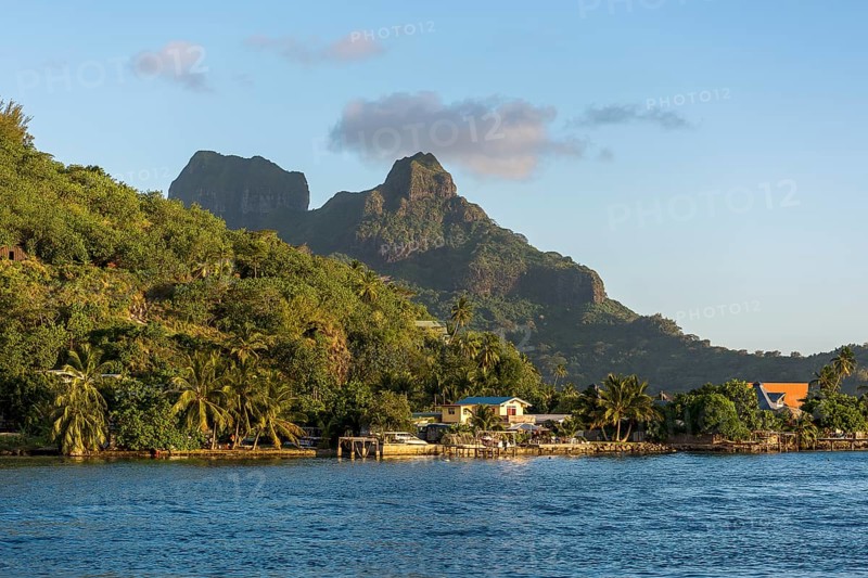 Settlement in lagoon off volcano Mont Otemanu