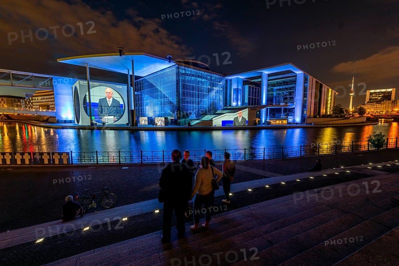 Film projection at the Marie-Elisabeth-Lueders-House on the banks of the Spree at night