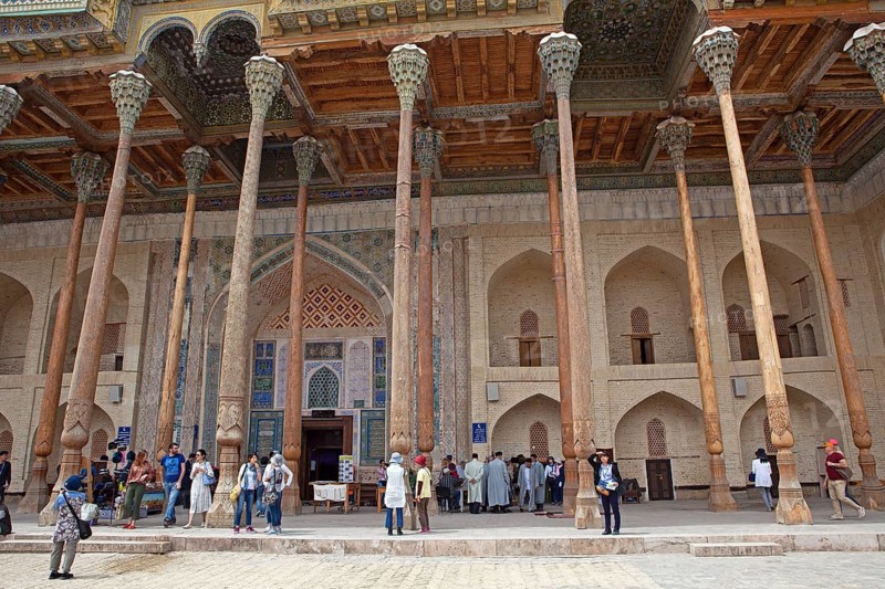 Visitors to the Ivan of Bolo Hovuz Mosque