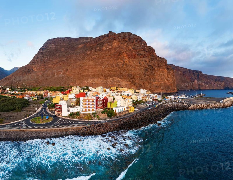 Vueltas with roundabout and harbour in the evening light
