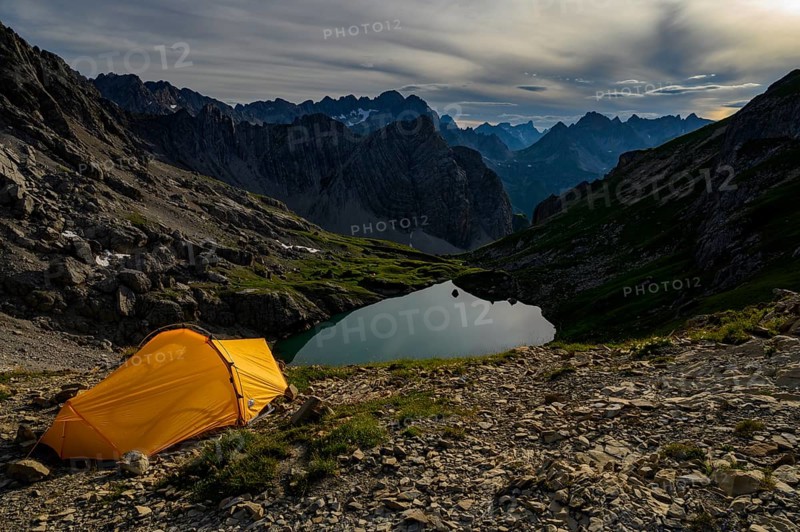 Tent in mountain landscape with Lake Guffelsee and Lechtaler Alps