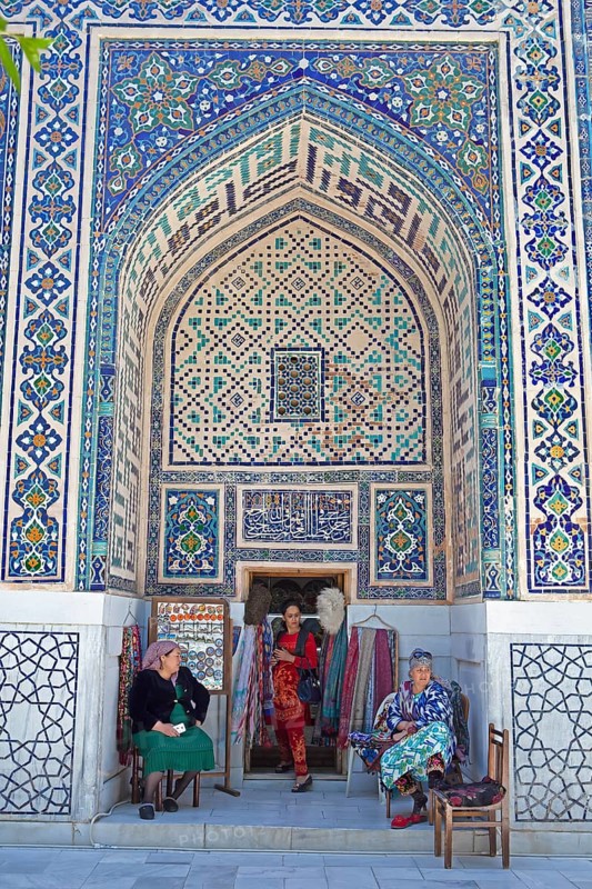 Souvenir stall in an ogival niche of Ulug'Bek-Medrese