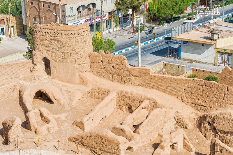 Narin Qal'eh ramparts and the city