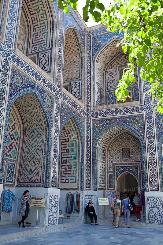 Inner courtyard with ogival niches of the Ulug'Bek-Medrese