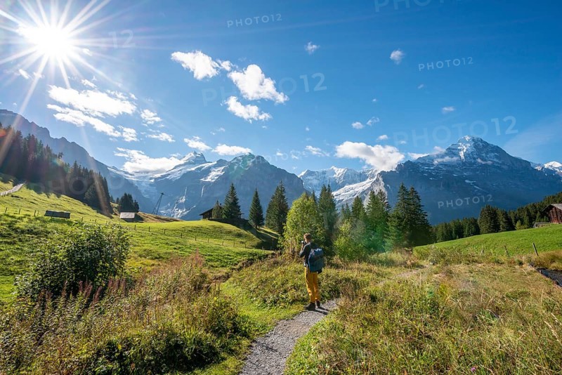 Hikers on the hiking trail to Bachalpsee