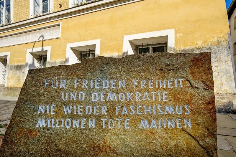 Reminder in front of the birthplace of Adolf Hitler