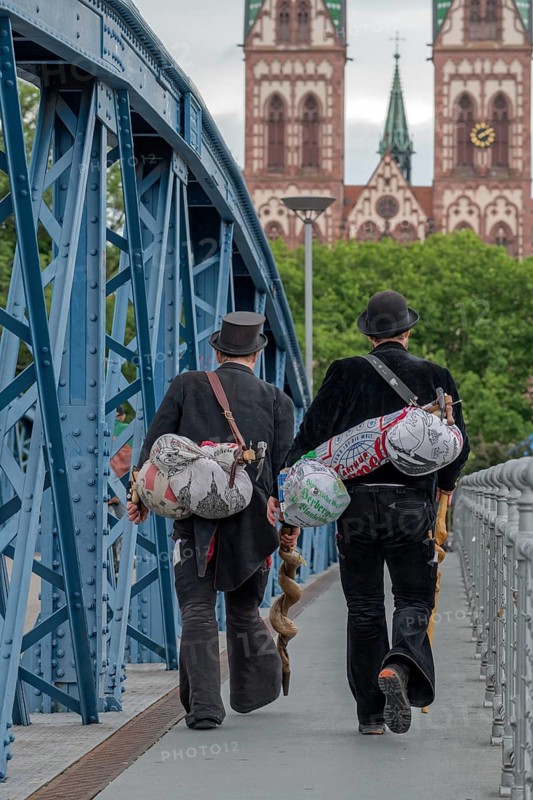 Two travelling craftsmen on the roll
