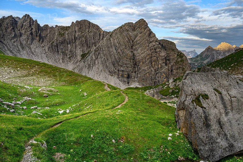 Mountain path with Guffelspitze and Lechtaler Alps in the morning light Gramais