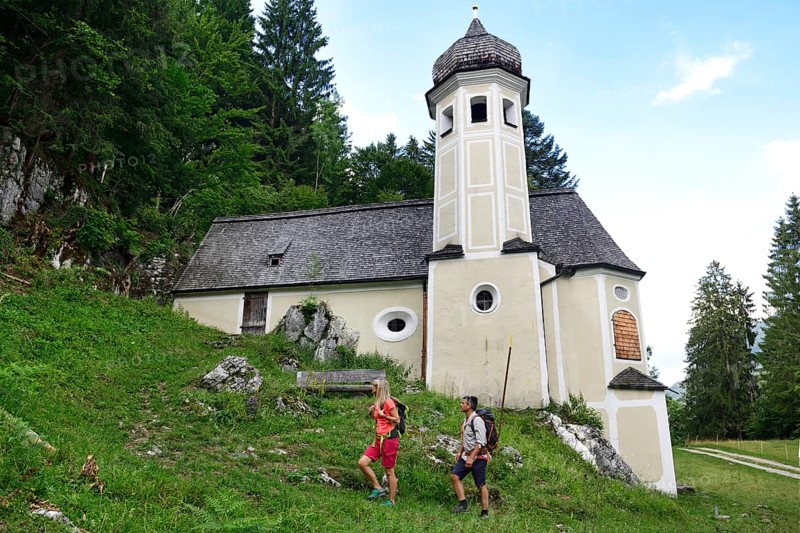 Hikers in front of the Oelberg Chapel