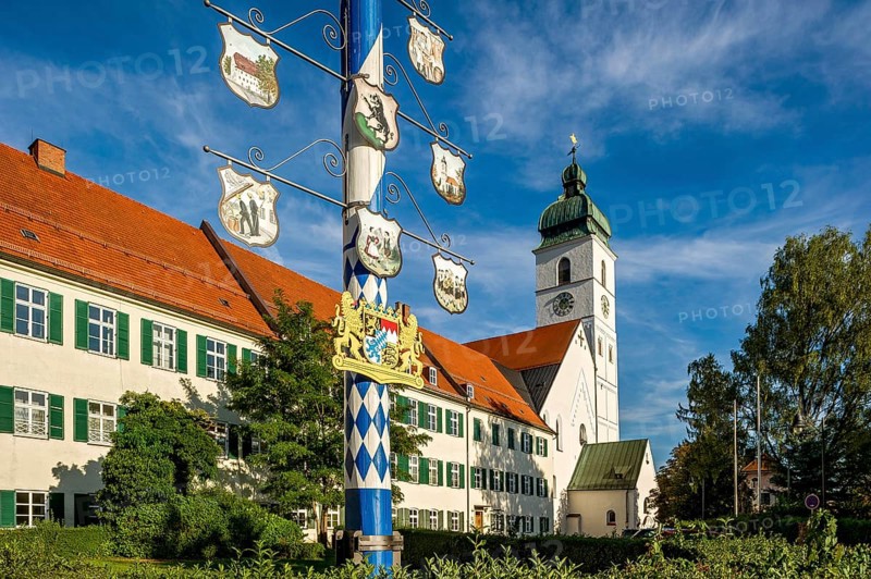 Maypole with guild sign and Bavarian coat of arms