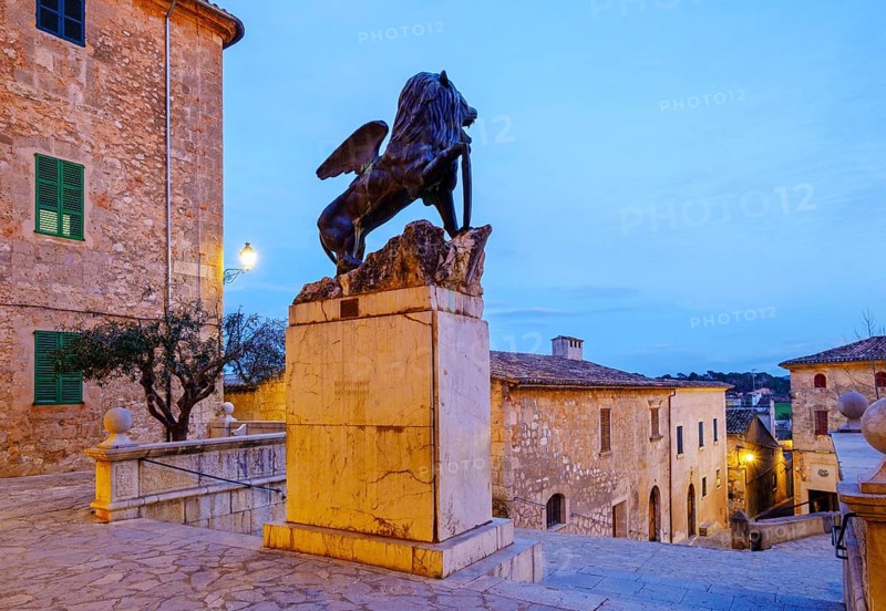 Monument Lleo de Sant Marc in the church square at dusk