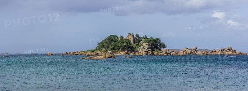 Ile de Costaeres seen from the Plage de Tourony