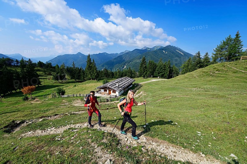Hikers in front of the Oberauerbrunstalm