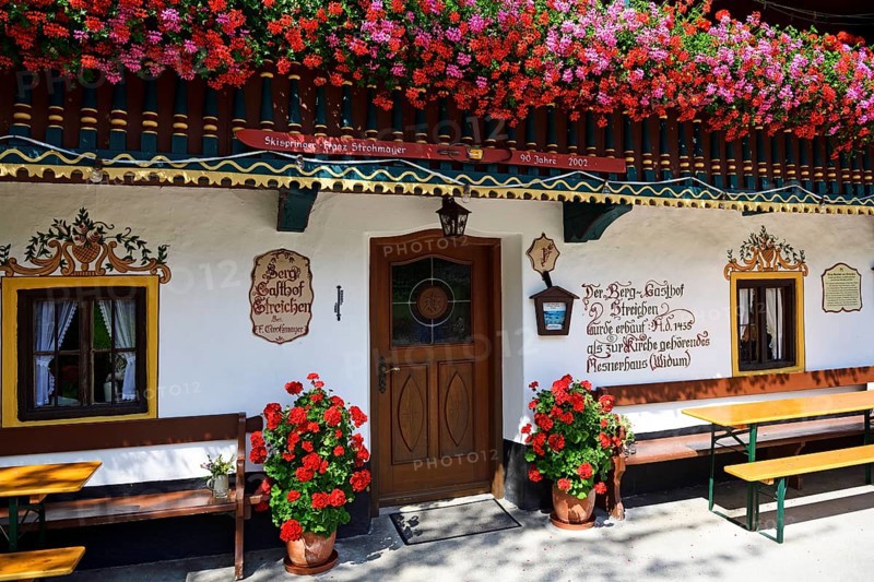 Lueftlmalerei and flowering geraniums