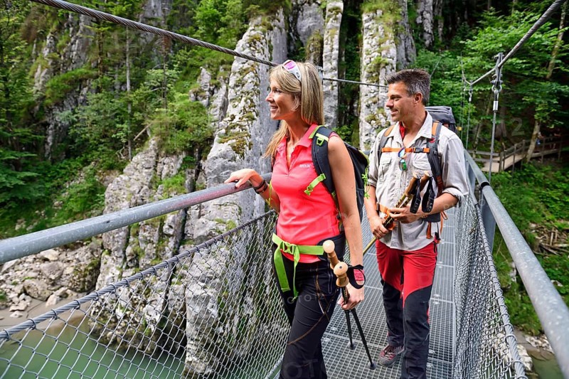 Hikers on the suspension bridge of the Grossache