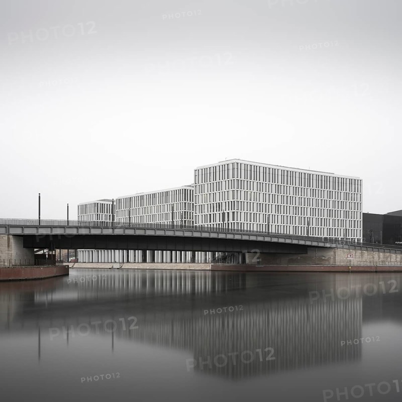 Hugo-Preuss Bridge at the government quarter