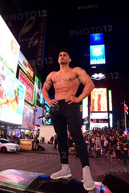 Bodybuilder gets photographed with tourists in Times Square