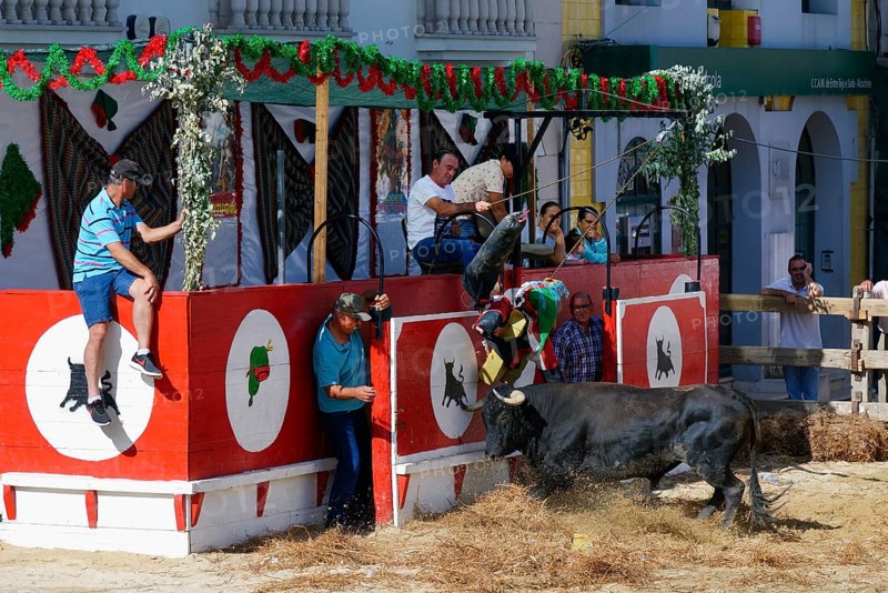 Street corrida during the Festas do Barrete Verde e das Salinas