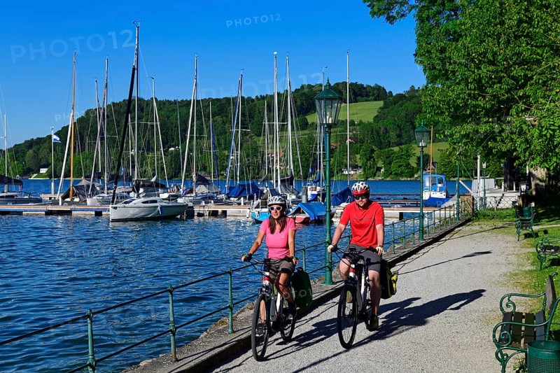 Couple with electric bikes at Lake Mattsee