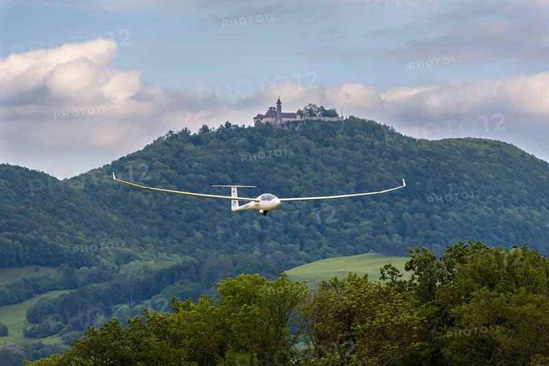 Glider in front of Teck Castle