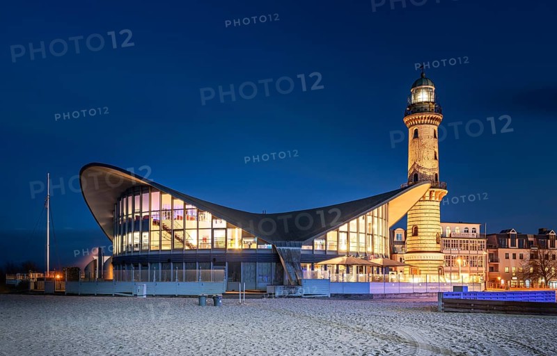 Lighthouse and restaurant Teepott at dusk