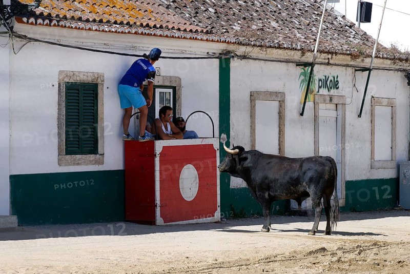 Street corrida during the Festas do Barrete Verde e das Salinas